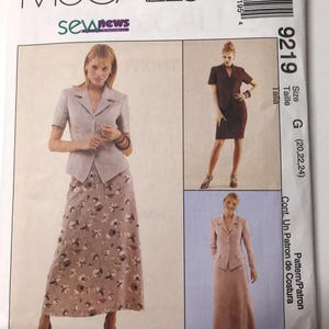 Puede incluir: Un patrón de costura McCall's con una mujer con un traje gris claro y una falda floral. El patrón incluye un vestido y un traje a juego. El texto "PETITE-ABLE" es visible.