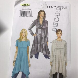 Peut inclure: Patron Vogue Easy V9224 avec trois modèles de robes. La couverture du patron présente des illustrations des robes en bleu, gris et beige. La gamme de tailles est Xsm-Sml-Med. Le patron est marqué comme « DISCARD ».
