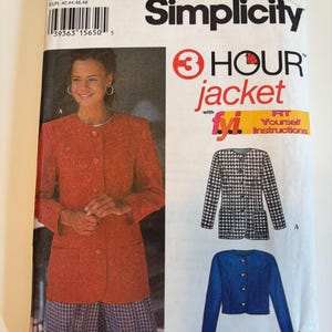 Può includere: Modello di cucito Simplicity per una giacca da 3 ore. Il modello presenta una donna che indossa una giacca rossa con chiusura a bottoni. Il modello mostra anche una giacca pied-de-poule in bianco e nero e una giacca blu. Il modello include "Fit Yourself Instructions".
