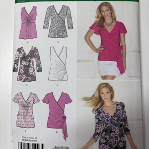 Puede incluir: Patrón de costura Simplicity 1916H5 con tops cruzados en varios estilos. El patrón incluye tops con mangas cortas, mangas largas y opciones sin mangas. Los tops se muestran en colores lisos y estampados florales. Tallas: 32-42.