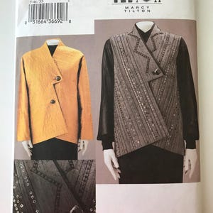 以下が含まれることがあります： 2つの衣服デザインが描かれたソーイングパターンパッケージ。パッケージには、ボタン留めのイエローのジャケットと、スパンコール装飾のグレーのベストが表示されています。「7746」と「MARCY TILTON」の文字が見えます。