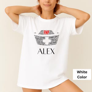 Peut inclure: T-shirt blanc avec un motif de casquette d'infirmière, les lettres "FNP" et le nom "ALEX". Le motif de la casquette comprend des termes médicaux tels que "Soins primaires" et "Évaluation du patient".