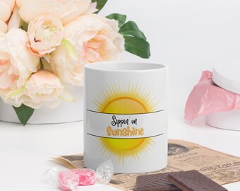 Taza de café divertida con diseño de sol, ideal para amantes del café.