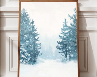 Pode incluir: Pintura em aquarela de uma cena de floresta de inverno com neve. A obra apresenta árvores perenes azul-esverdeadas em ambos os lados de um caminho coberto de neve. A pintura é emoldurada em uma moldura de madeira marrom e está encostada em uma parede branca.