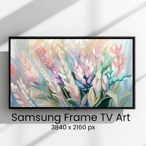 Könnte beinhalten: Ein Samsung Frame TV, der florale Kunst zeigt. Das Kunstwerk hat eine Pastellfarbpalette mit rosa, lila und grünen Blumen. Der Fernseher ist schwarz gerahmt und der Text "Samsung Frame TV Art" wird darunter angezeigt.