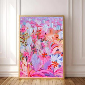 Könnte beinhalten: Ein gerahmter Kunstdruck mit Blumen, der ein Feld stilisierter Blumen zeigt. Das Kunstwerk verwendet Rosa-, Blau- und Orangetöne mit einem goldenen Rahmen. Der Malstil ist modern und farbenfroh, geeignet für die Inneneinrichtung.