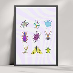 Könnte beinhalten: Eine bunte Illustration von neun Insekten auf einem lila und weißen gestreiften Hintergrund. Die Insekten umfassen eine Gottesanbeterin, einen Käfer, einen Schmetterling und eine Motte.