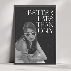 Könnte beinhalten: Schwarzweißfoto einer Frau mit Sonnenbrille und dem Text "Better Late Than Ugly" auf einem dunklen Hintergrund.