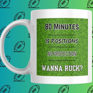 Puede incluir: Taza de cerámica blanca con un fondo verde similar a la hierba y el texto "80 MINUTES, 15 POSITIONS, NO PROTECTION, WANNA RUCK?". La taza tiene un asa blanca y está decorada con balones de fútbol.