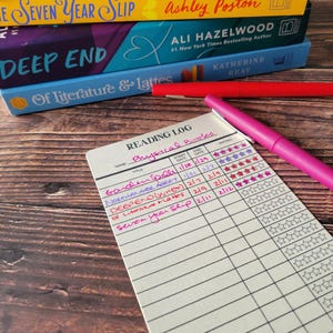 K&ouml;nnte beinhalten: Ein Lesetagebuch mit einer Liste von B&uuml;chern und deren Bewertungen. Die aufgef&uuml;hrten B&uuml;cher sind Garden Spells, Northanger Abbey, Deep End, Of Literature & Lattes und Seven Year Slip. Das Tagebuch hat Spalten f&uuml;r den Titel, das Startdatum, das Enddatum und die Bewertung.