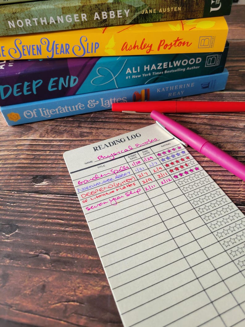 K&ouml;nnte beinhalten: Ein Lesetagebuch mit einer Liste von B&uuml;chern und deren Bewertungen. Die aufgef&uuml;hrten B&uuml;cher sind Garden Spells, Northanger Abbey, Deep End, Of Literature & Lattes und Seven Year Slip. Das Tagebuch hat Spalten f&uuml;r den Titel, das Startdatum, das Enddatum und die Bewertung.