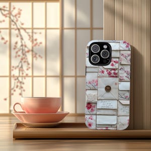 Funda para iPhone Sakura Letter Whispers: Collage primaveral con sobre vintage y estética floral, resistente para iPhone 16, 15, 14 y 13 Pro Max