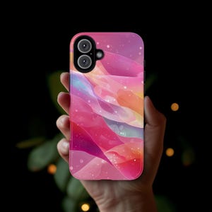 Pode incluir: Uma capa de smartphone com um design abstrato vibrante. A capa apresenta um padrão de redemoinho de tons rosa, roxo, laranja e azul, com um efeito salpicado e brilhante. Possui um recorte para uma câmera de lente dupla.