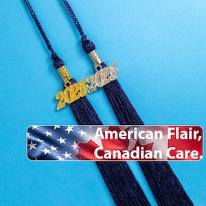 Könnte beinhalten: Zwei marineblaue Abschlussquasten mit goldenen und silbernen 2025-Anhängern. Das Bild enthält ein Banner mit dem Text "American Flair, Canadian Care" vor dem Hintergrund der amerikanischen und kanadischen Flaggen.