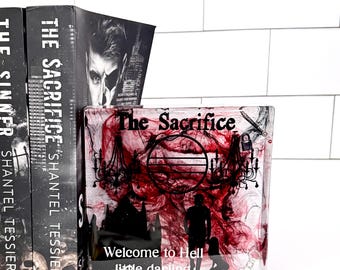 The Sacrifice エポキシ樹脂ブックエンド | LORDS シリーズ | Shantel Tessier | ダーク ロマンスの本棚の装飾。