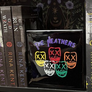 Heathens Legacy of Gods boekensteunen epoxyhars | Rina Kent | Officieel gelicentieerde | Maskers reinigen