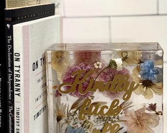 Decoración floral para estanterías / Por favor, vete a la mierda / Sujetalibros y organizador de escritorio de resina epoxi / Decoración para el hogar con forma de corazón /