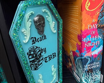 Ataúd de estantería de libros pendientes de leer