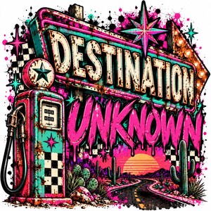 Puede incluir: Un diseño gráfico que muestra una bomba de gasolina vintage de color turquesa y rosa junto a un letrero desgastado que dice DESTINATION UNKNOWN en letras negritas. La escena incluye un paisaje desértico con cactus, una carretera y un atardecer.