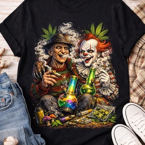 Puede incluir: Camiseta negra con un gr&aacute;fico colorido de dos personajes, uno parecido a Freddy Krueger y el otro un payaso, fumando de bongs. El dise&ntilde;o incluye hojas de cannabis y accesorios para fumar. La camiseta se muestra con vaqueros azules y zapatillas blancas.