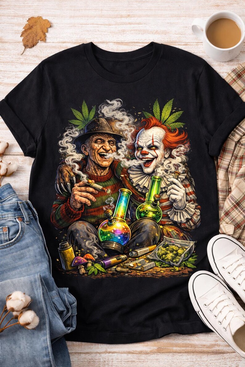 Puede incluir: Camiseta negra con un gr&aacute;fico colorido de dos personajes, uno parecido a Freddy Krueger y el otro un payaso, fumando de bongs. El dise&ntilde;o incluye hojas de cannabis y accesorios para fumar. La camiseta se muestra con vaqueros azules y zapatillas blancas.