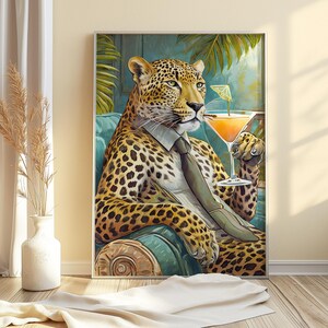 Stampa artistica di un sofisticato cocktail bar con leopardo / Decorazione murale Jungle Luxe / Ritratto di un animale moderno / Poster di carta semi-lucida di alta qualità