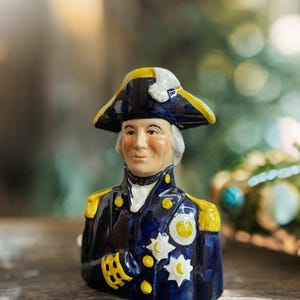 Puede incluir: Un juego de tres tazas de cerámica con un acabado mate moteado. Las tazas son en tonos crema, gris claro y gris oscuro. Cada taza tiene un diseño simple y minimalista y un asa redondeada.