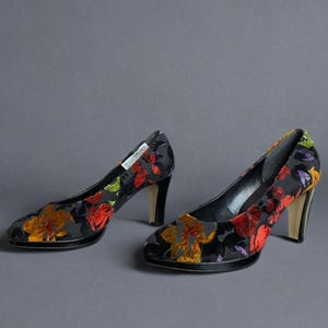 Vintage 90-tals blommiga sammetsklackar / storlek 38 svarta pumps med mellanhög klack / vampskor i romansk stil