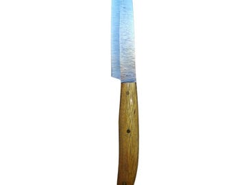 Cuchillo artesanal argentino forjado a mano, de acero inoxidable y madera de mora. Largo: 22,8 cm. Hoja: 12 cm. Se puede grabar. Un regalo fantástico.