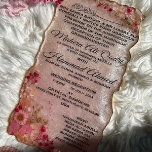Faire-part de mariage en résine rose avec fleurs séchées et support en métal | Invitation souvenir en résine personnalisée : bienvenue pour les commandes groupées