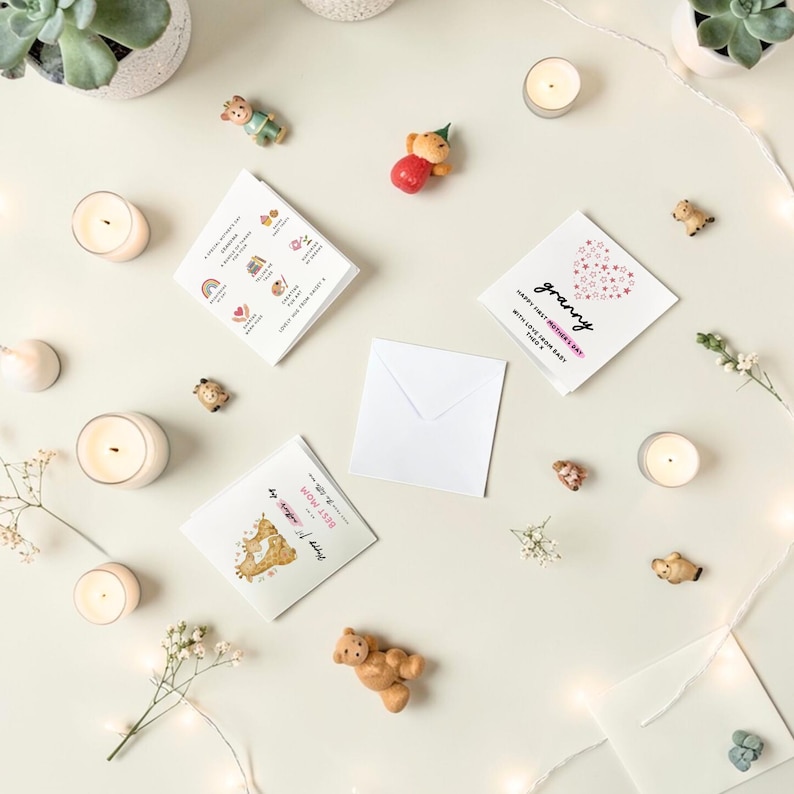 Puede incluir: Vista a&eacute;rea de tarjetas de felicitaci&oacute;n, velas y peque&ntilde;os adornos. Las tarjetas presentan texto e ilustraciones. Una tarjeta dice "Happy First Mother's Day Granny". Los adornos son de osos y otros animales.