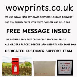 Puede incluir: La imagen muestra el sitio web wowprints.co.uk. El texto incluye "FREE MESSAGE INSIDE" y "HAPPY BIRTHDAY TO THE BEST DOG AUNTIE". Hay un buz&oacute;n rojo, un sobre marr&oacute;n y una tarjeta de felicitaci&oacute;n.