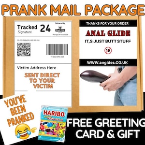 Może przedstawiać: Brązowe pudełko kartonowe z białą etykietą, na której widnieje napis "PRANK MAIL PACKAGE". Etykieta zawiera również numer śledzenia, linię podpisu i kod kreskowy. Pudełko jest zaadresowane do ofiary z tekstem "SENT DIRECT TO YOUR VICTIM". Pudełko zawiera również bezpłatną kartkę z życzeniami i prezent, który stanowi fioletowy bakłażan i woreczek z żelkowymi cukierkami Haribo.