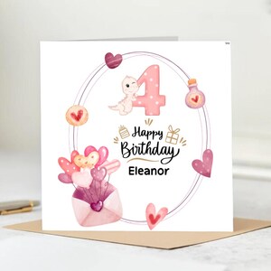 Gepersonaliseerde 4e verjaardagskaart voor Eleanor: aangepaste vierde verjaardagskaart met schattige dinosaurus- en hartballonnen.