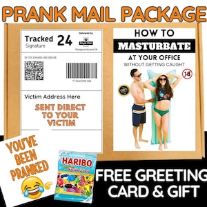 Op de afbeelding: Een prank mail pakket met de tekst "PRANK MAIL PACKAGE". Het pakket bevat een verzendlabel, een afbeelding met de tekst "HOW TO MASTURBATE AT YOUR OFFICE WITHOUT GETTING CAUGHT", een Haribo snoepzak en een wenskaart.