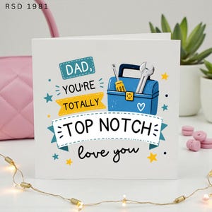 Könnte beinhalten: Eine quadratische Grußkarte mit weißem Hintergrund und einer blauen Werkzeugkiste, die einen gelben Schraubendreher und einen silbernen Schraubenschlüssel enthält. Der Text lautet: DAD, YOU'RE TOTALLY TOP NOTCH love you. Kleine Sterne und Punkte verzieren das Design.