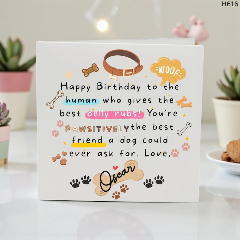 Peut inclure: Carte de joyeux anniversaire blanche sur le th&egrave;me des chiens. La carte pr&eacute;sente un collier de chien marron, des empreintes de pattes et le texte "Happy Birthday to the human who gives the best belly rubs!" La carte est d&eacute;cor&eacute;e d'illustrations d'os et d'empreintes de pattes.