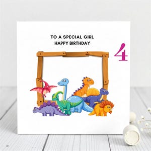 Biglietto di auguri per il 4° compleanno di una bambina con dinosauri - Simpatico design con dinosauro dei cartoni animati - Biglietto di auguri personalizzato per il 4° compleanno - Auguri speciali per una bambina - Divertente tema preistorico.