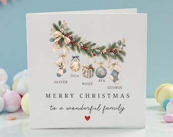 Pode incluir: Um cartão de Natal quadrado branco com uma guirlanda festiva, ornamentos pendurados, meias e um presente. Os nomes Oliver, Isla, Rosie, Ava e George estão impressos abaixo. Texto: MERRY CHRISTMAS to a wonderful family.