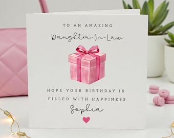 Gepersonaliseerde schoondochter verjaardagskaart, verjaardagskaart voor schoondochter, aangepaste naam verjaardagskaart, elegante roze geschenkdooskaart,