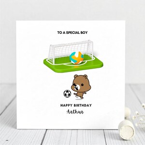 Personalisierte Geburtstagskarte für Jungen-süßer Bär spielt Fußball-spezielle Jungenkarte-benutzerdefinierte Namenskarte-Geburtstagskarte für Kinder