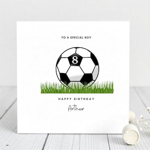 Carte d'anniversaire personnalisée 8e anniversaire pour garçon - thème ballon de football - carte d'anniversaire football avec prénom personnalisé - carte d'anniversaire sport pour fils, neveu.