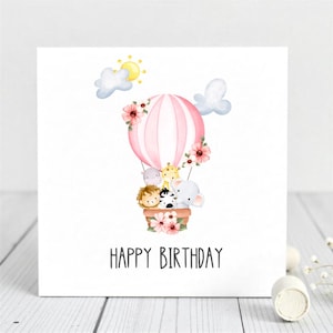 Cartão de aniversário com balão de ar quente excêntrico - Ilustração fofa de animal e criança - Cartão em estilo aquarela para aniversário de crianças ou bebês.
