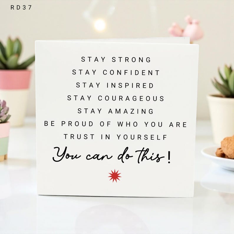 Puede incluir: Juego de tres tazas de cer&aacute;mica con acabado mate moteado. Las tazas son de color crema, gris claro y gris oscuro. Cada taza tiene un dise&ntilde;o simple y minimalista, ideal para caf&eacute; o t&eacute;.