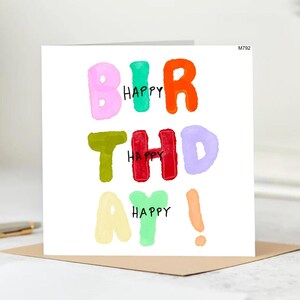 Carte d'anniversaire moderne et colorée - Lettres majuscules audacieuses, motif arc-en-ciel - Carte minimaliste amusante pour tous les âges et tous les sexes.