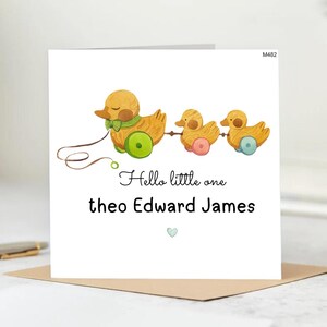 Cartão de bebê personalizado - Olá, pequeno - Cartão de nome personalizado com design de família de patos