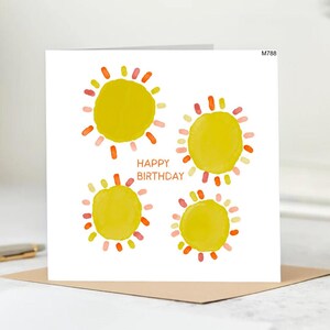 Alegras el día. ¡Eres un rayo de sol! - ¡Feliz cumpleaños, sol! Tarjeta personalizada para amigos, hermanos e hijos.