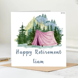 Feliz aposentadoria, Liam - Cartão de acampamento personalizado - Tenda rosa e design de floresta na montanha - Cartão de despedida para amante da natureza para ele.