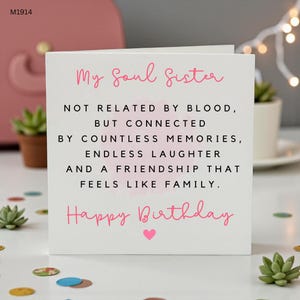 Könnte beinhalten: Eine quadratische weiße Grußkarte mit rosafarbenem kursivem Text, der My Soul Sister und Happy Birthday mit einem kleinen rosa Herz zeigt. Der schwarze gedruckte Text lautet NOT RELATED BY BLOOD, BUT CONNECTED BY COUNTLESS MEMORIES, ENDLESS LAUGHTER AND A FRIENDSHIP THAT FEELS LIKE FAMILY.