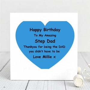 Biglietto di auguri di compleanno personalizzato per il patrigno: biglietto con cuore blu per figliastra o figliastro.